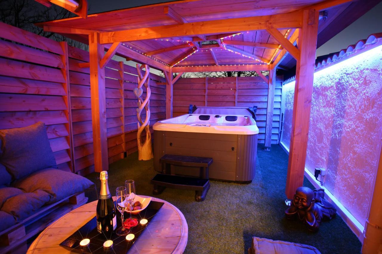 Lovina Chambre De Charme Avec Jaccuzi Velaux Dış mekan fotoğraf